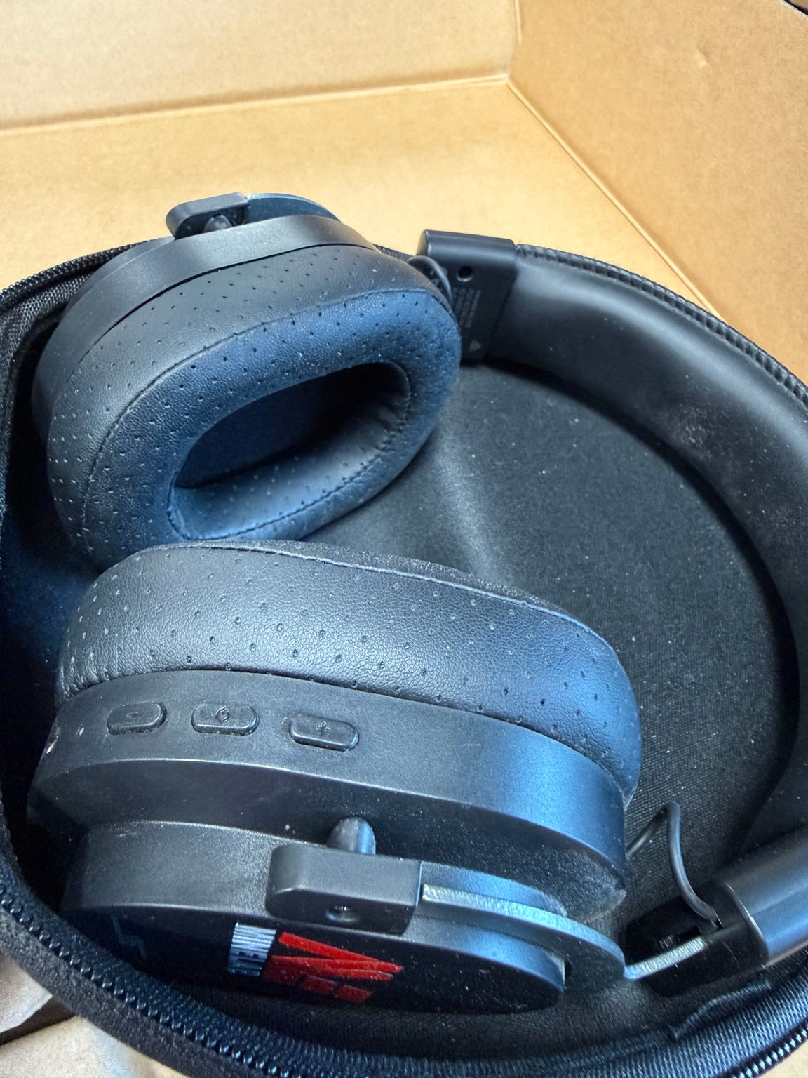 Included Minelab wireless headphones and case